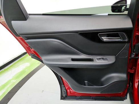 Used 2017 Jaguar F-PACE Premium image 26