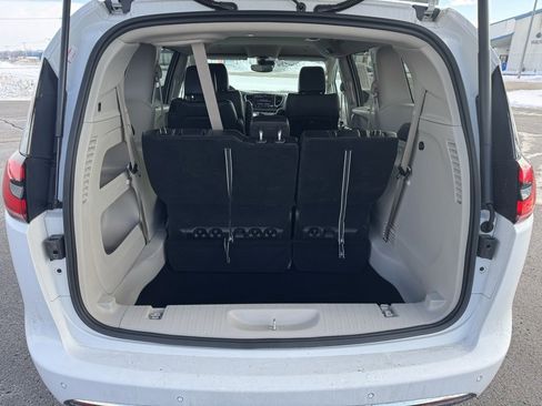 Used 2024 Chrysler Pacifica Touring-L image 11
