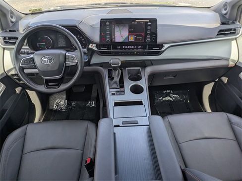 Used 2022 Toyota Sienna XSE image 19