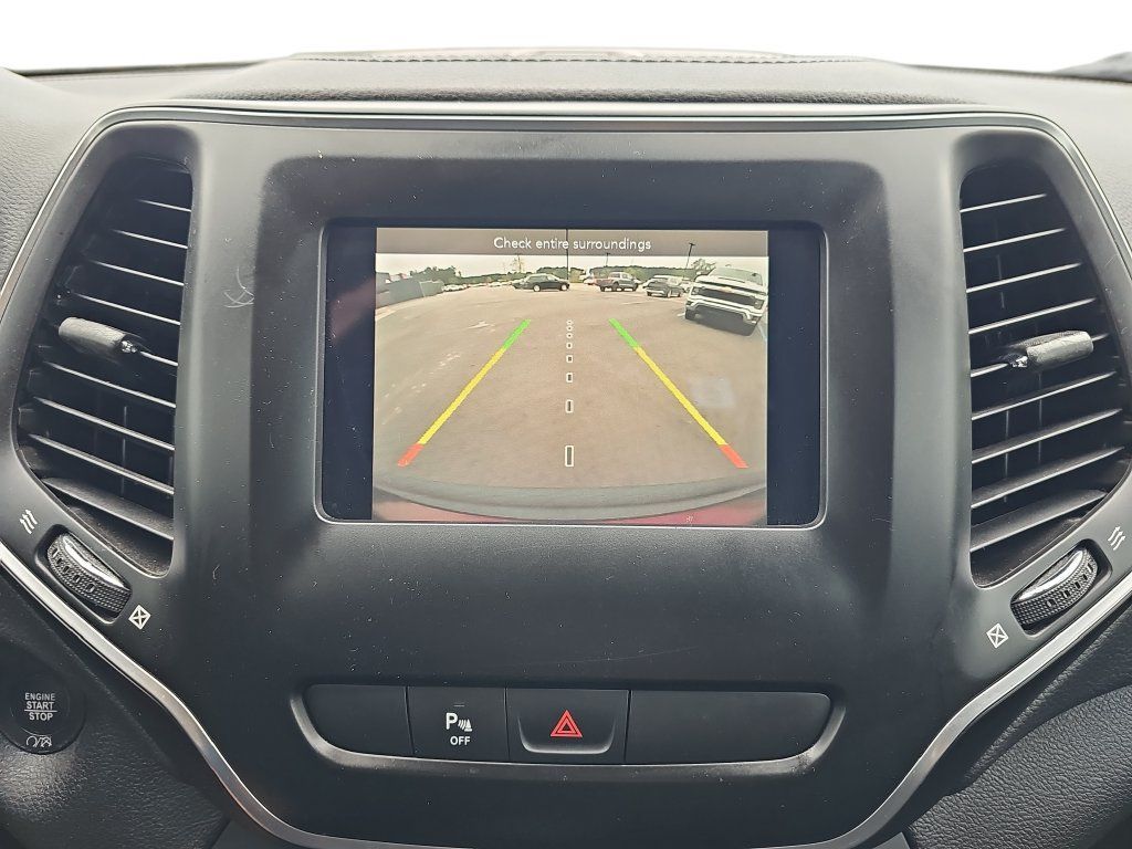 Used 2019 Jeep Cherokee Latitude Plus w/ Comfort/Convenience Group FWD image 23