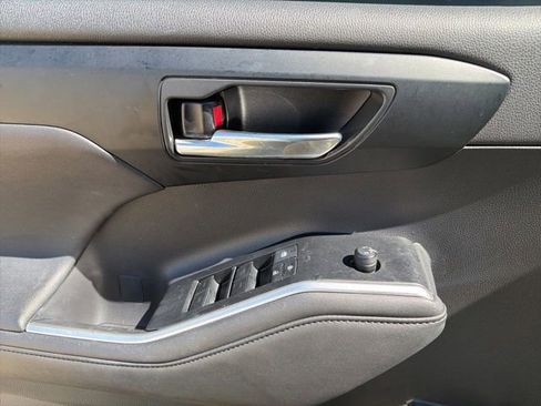 Used 2023 Toyota Highlander XLE image 21
