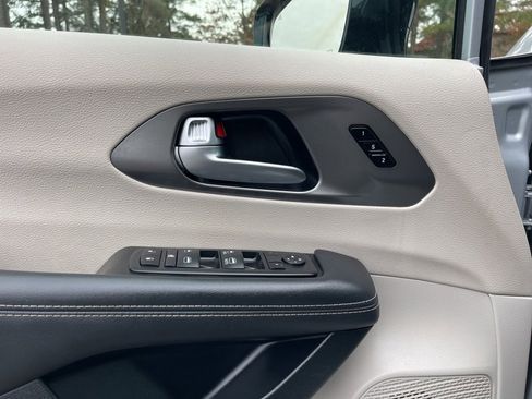 Used 2024 Chrysler Pacifica Touring-L image 18