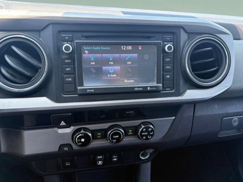 Used 2018 Toyota Tacoma SR5 RWD image 17