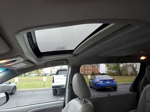 Used 2017 Toyota Sienna XLE Premium image 14