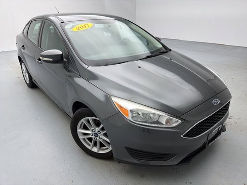 Used 2017 Ford Focus SE image 3