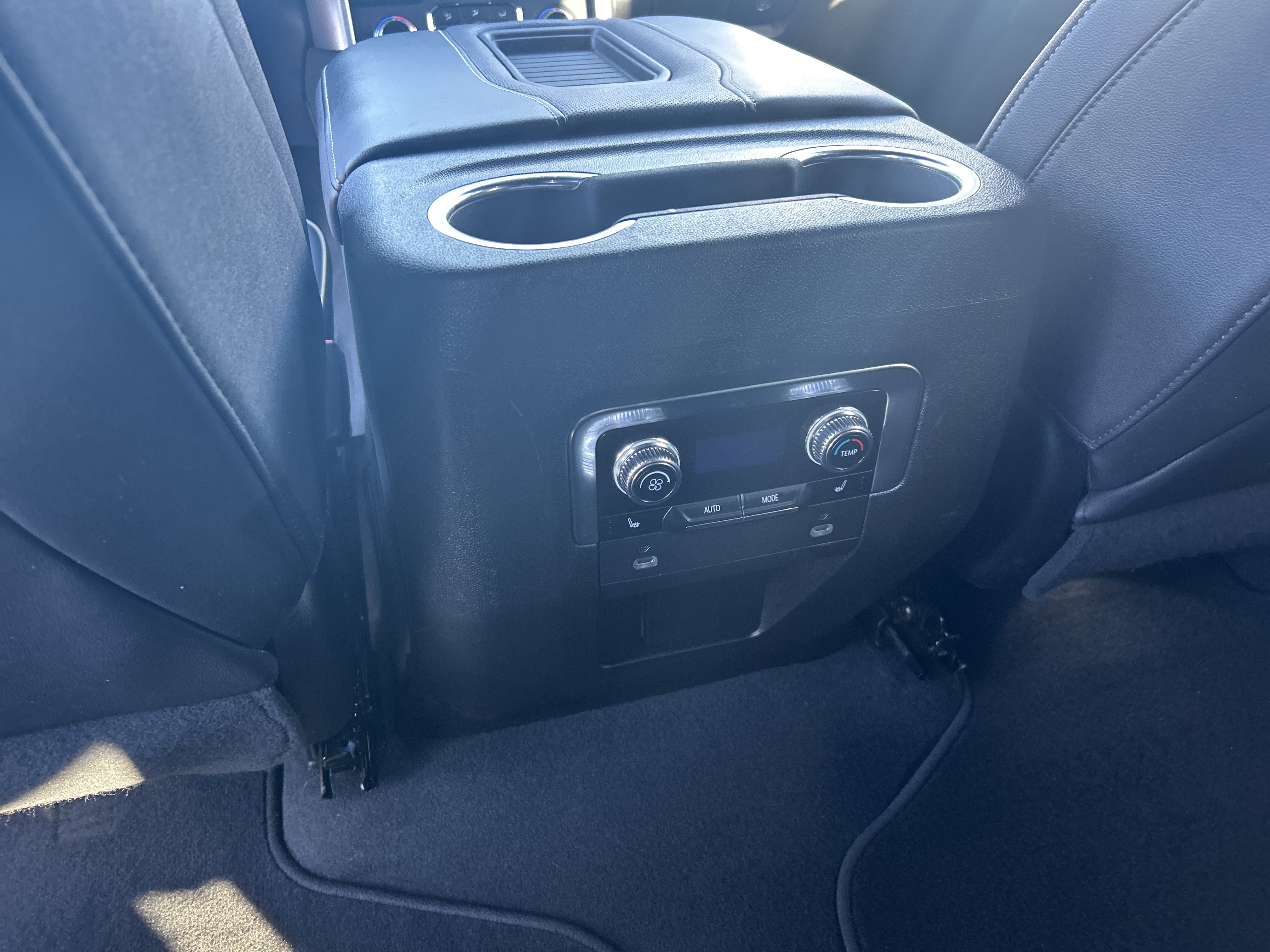 Used 2023 GMC Yukon XL SLT w/ SLT Luxury Package AWD/4WD image 34