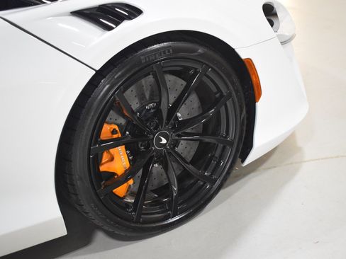 Used 2023 McLaren Artura image 16