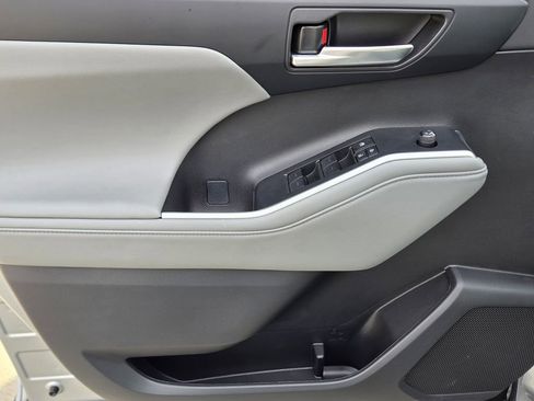 Used 2024 Toyota Highlander LE image 32