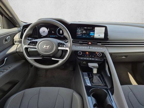 Used 2025 Hyundai Elantra SEL FWD image 17