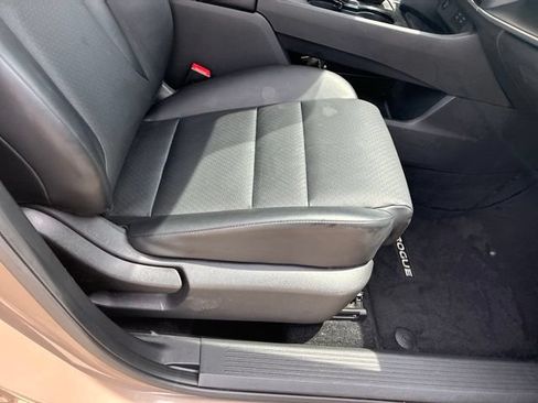 Used 2024 Nissan Rogue SV w/ SV Premium Package FWD image 11