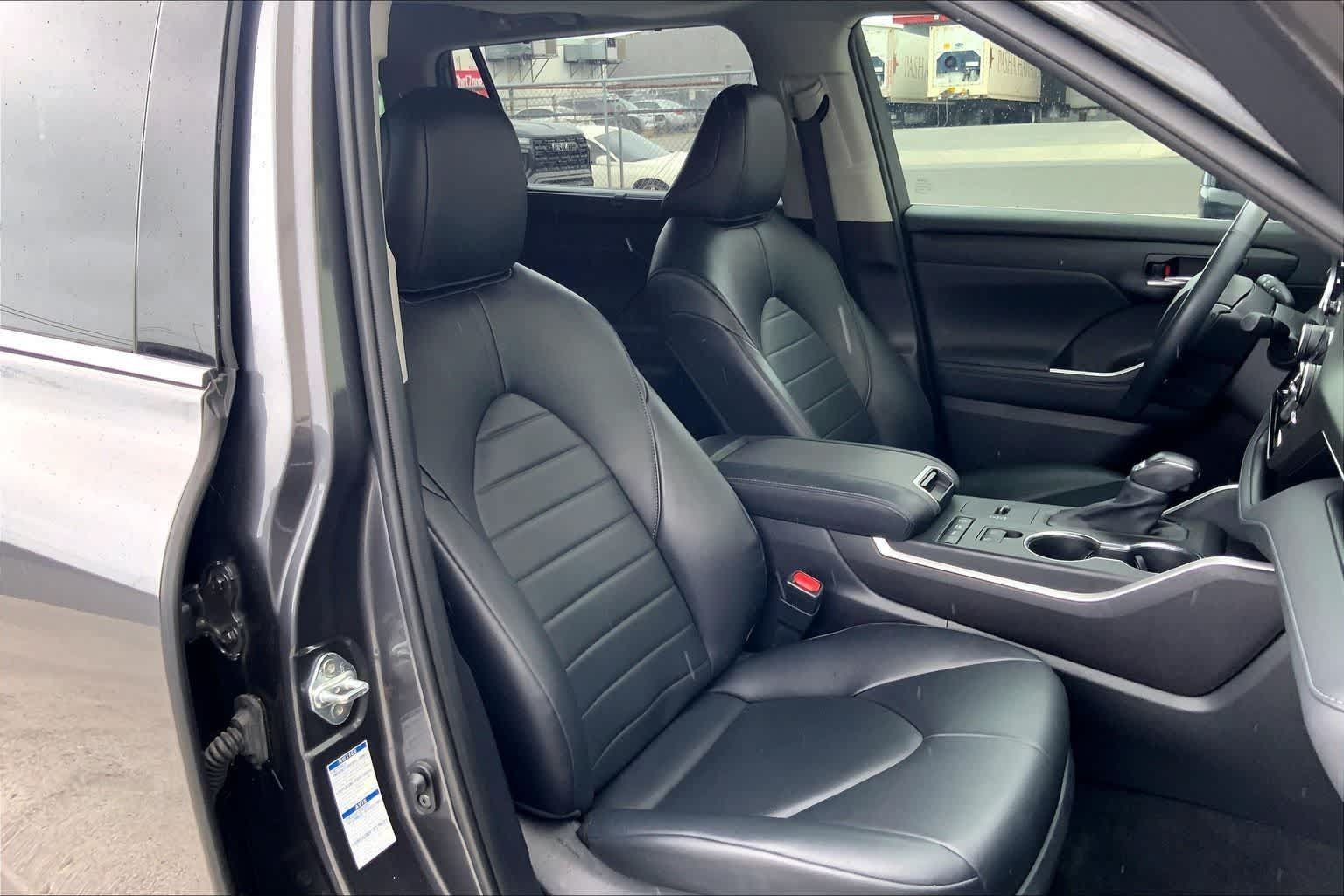 Used 2022 Toyota Highlander XLE AWD/4WD image 13
