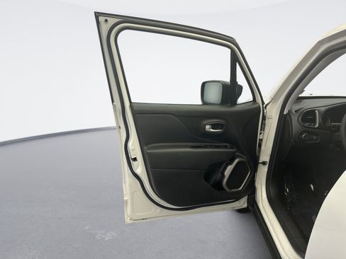 Used 2023 Jeep Renegade Latitude AWD/4WD image 9