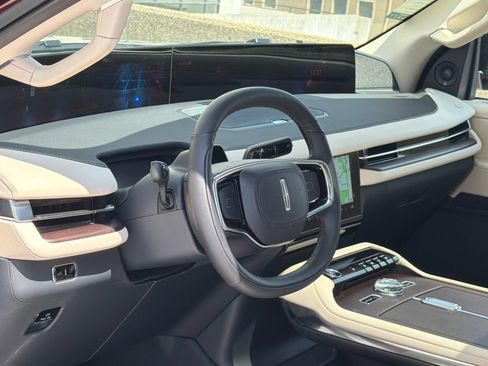 New 2027 Lincoln Navigator Reserve AWD/4WD image 18
