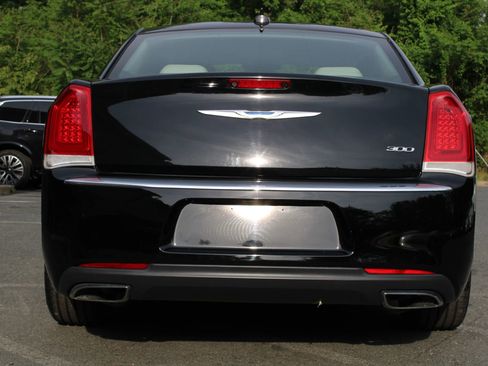 Used 2018 Chrysler 300 Limited image 5
