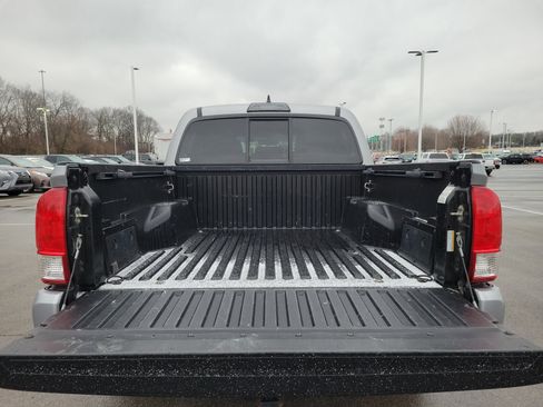 Used 2017 Toyota Tacoma SR image 10