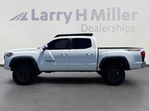 Used 2018 Toyota Tacoma TRD Off-Road AWD/4WD image 2