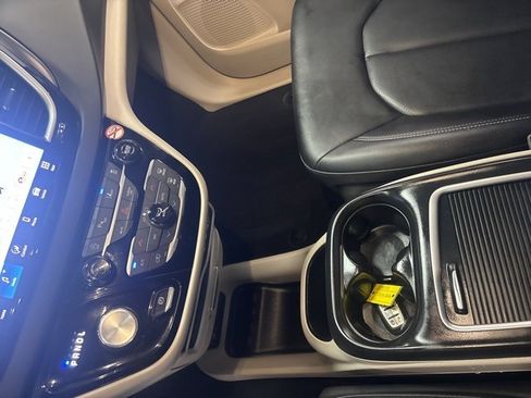 Used 2024 Chrysler Pacifica Touring-L image 24