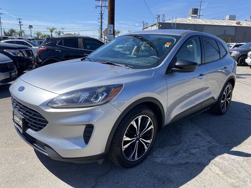 Used 2022 Ford Escape SE w/ SE Sport Appearance Package FWD image 2