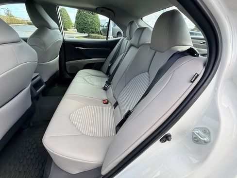 Used 2022 Toyota Camry SE w/ Cold Weather Package image 18