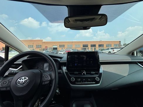 Used 2025 Toyota Corolla LE FWD image 31