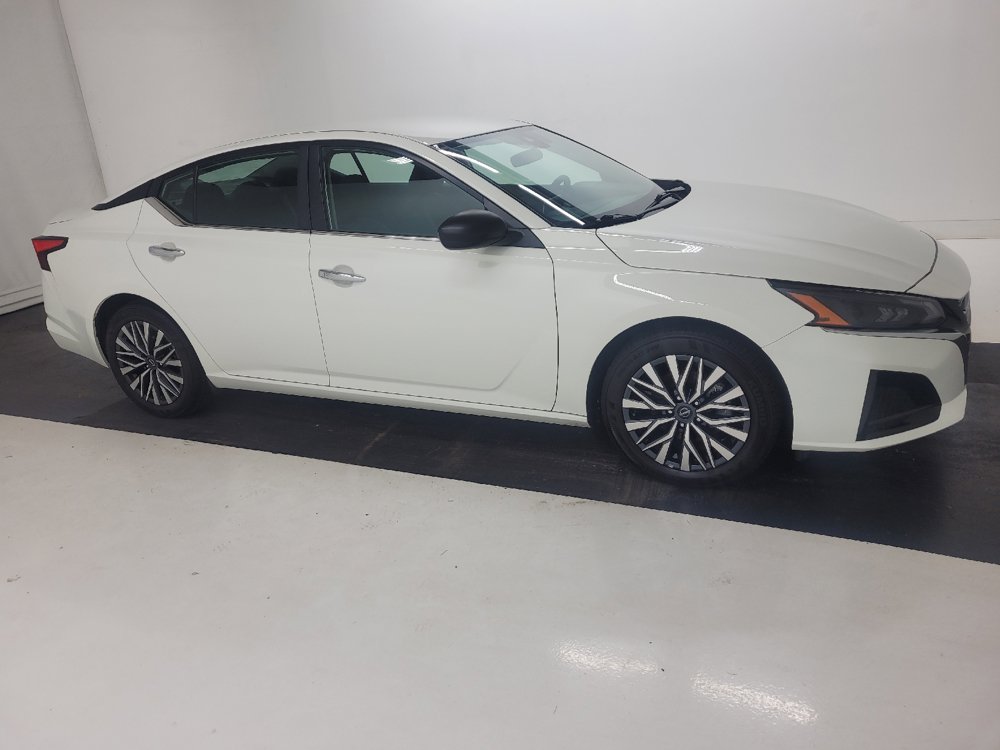 Used 2025 Nissan Altima 2.5 SV FWD image 11