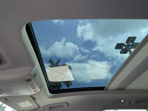 Used 2024 Volkswagen Taos SE w/ Panoramic Sunroof Package AWD/4WD image 19