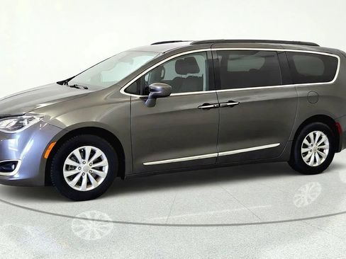 Used 2017 Chrysler Pacifica Touring-L FWD image 4