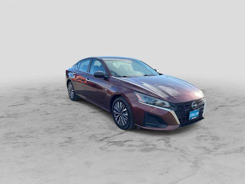 Used 2025 Nissan Altima 2.5 SV image 2