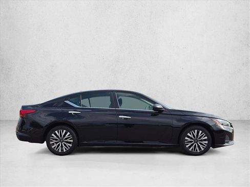 Used 2025 Nissan Altima 2.5 SV FWD image 4