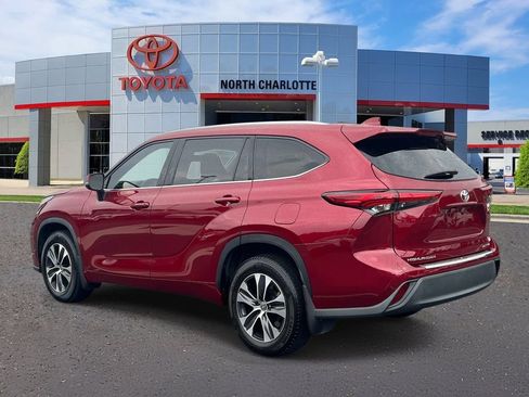 Used 2022 Toyota Highlander XLE AWD/4WD image 5