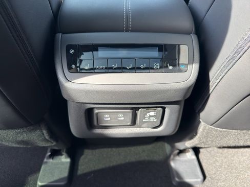 New 2026 Nissan Pathfinder Platinum image 32