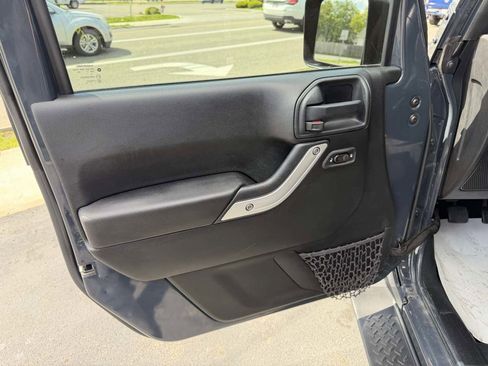 Used 2017 Jeep Wrangler Unlimited Sahara w/ Connectivity Group AWD/4WD image 12