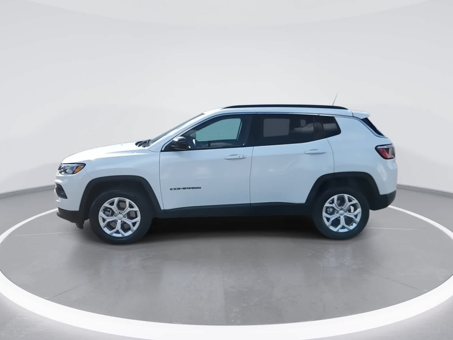 Used 2024 Jeep Compass Latitude AWD/4WD image 5