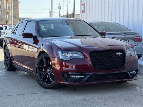 Used 2023 Chrysler 300 C image 2