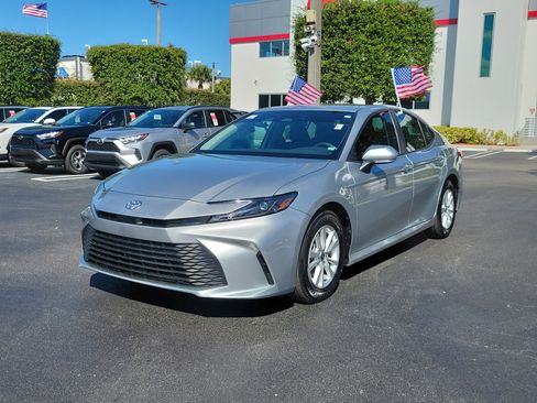 Used 2025 Toyota Camry LE image 5