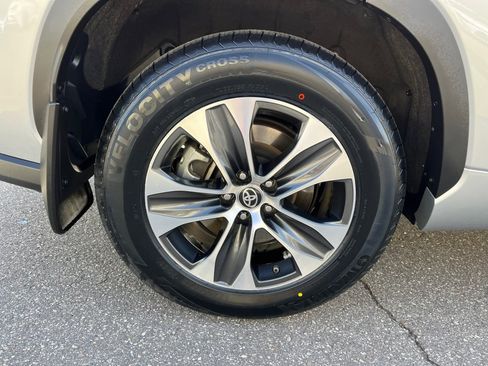 Certified 2025 Toyota Highlander XLE image 26