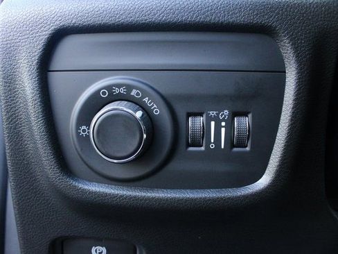 Used 2024 Jeep Grand Cherokee Laredo image 15