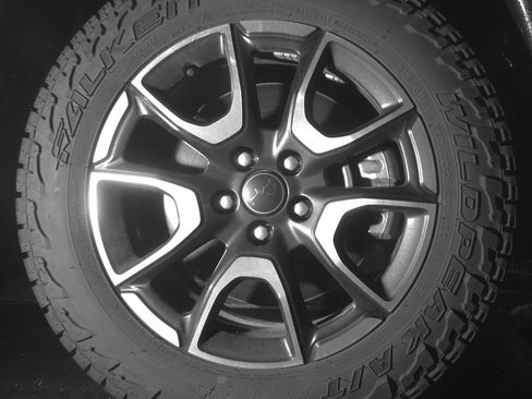 Used 2025 Jeep Compass Trailhawk AWD/4WD image 13