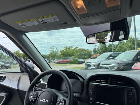 Used 2025 Kia Soul LX w/ LX Technology Package FWD image 31
