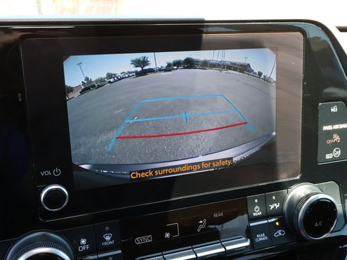 Used 2023 Toyota Highlander LE FWD image 6