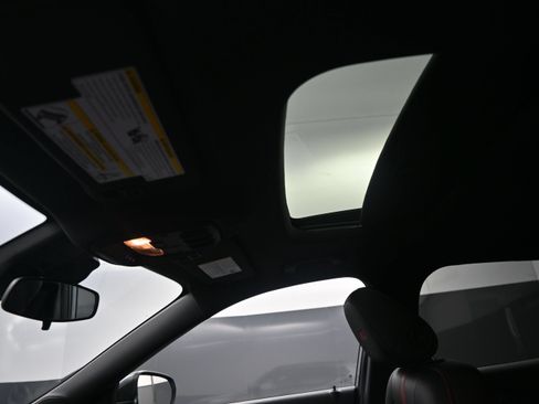 Used 2025 Chevrolet Trax RS w/ Sunroof Package FWD image 27