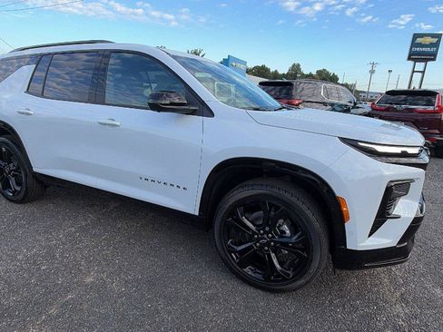 New 2027 Chevrolet Traverse RS w/ LPO, Floor Liner Package FWD image 7