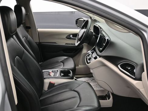 Used 2024 Chrysler Pacifica Touring-L image 37