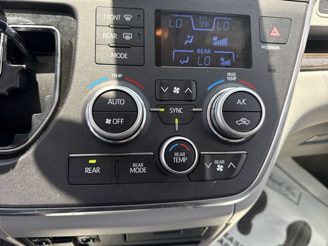 Used 2019 Toyota Sienna XLE FWD image 18