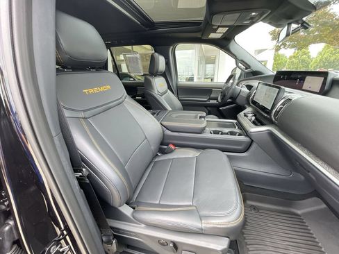 Used 2025 Ford Expedition Tremor AWD/4WD image 29