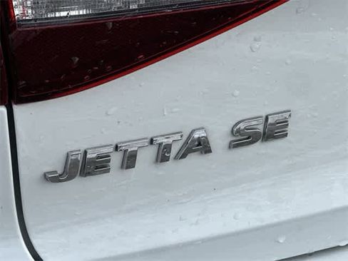 Used 2017 Volkswagen Jetta SE image 19