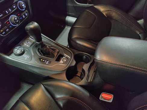 Used 2019 Jeep Cherokee Trailhawk image 26