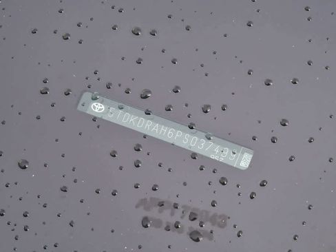 Used 2023 Toyota Highlander XLE image 29