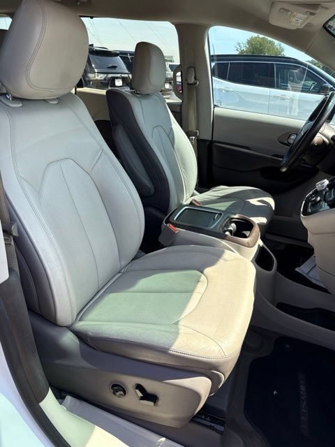 Used 2017 Chrysler Pacifica Touring-L Plus FWD image 15