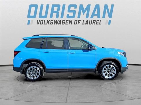 Used 2025 Honda Passport TrailSport image 2